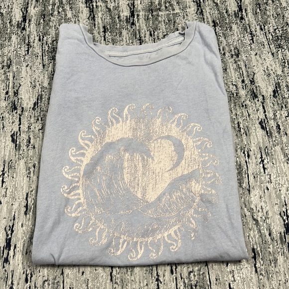 Cute graphic tee💙 - Picture 2 of 3